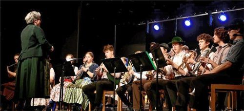 Einen musikalischen bayerischen Abend gestalteten Schüler, Lehrer und Ehemalige zum Jubiläumsfest an ihrem „Ignaz“. Foto ignaz-günther-gymnasium