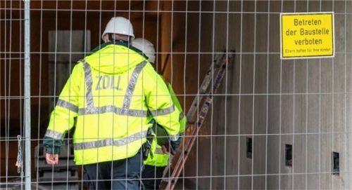 Einsatzkräfte des Zolls auf einer Baustelle: Unter anderem wird geprüft, ob eine illegale Beschäftigung besteht oder eine Arbeitserlaubnis der Arbeitnehmer vorliegt. Foto dpa