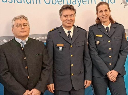 Elf Jahre lang leitete (von links) Josef Mühlbacher die Inspektion in Brannenburg. Polizeipräsident Manfred Hauser verabschiedete ihn nun in den Ruhestand und hieß seine Nachfolgerin Karin Walter willkommen. Foto re