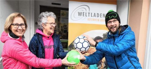 Elfi Eiblwieser (von links) und Karin Brummer vom Weltladen Brannenburg bei der Übergabe der „Fairen Bälle“ an Stefan Schröcker vom Gymnasium Höhenkirchen-Siegertsbrunn. Foto re