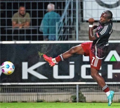 Eliot Muteba aus Pfarrkirchen wechselte in der Winterpause von Nürnberg II zu den Münchner Löwen in die 3. Liga.Foto mb.presse – Butzhammer