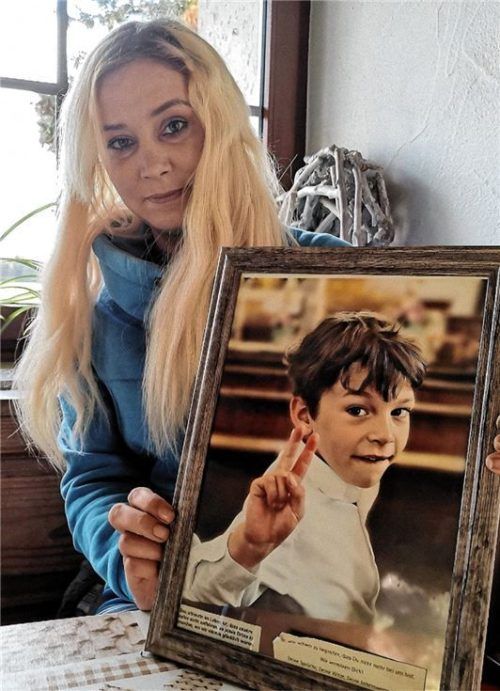 Eva Klabl mit einem Bild ihres verstorbenen Sohnes Tom. Am 27. Juli 2022 starb er mit acht Jahren an den Folgen des Bornavirus. Foto Leitner