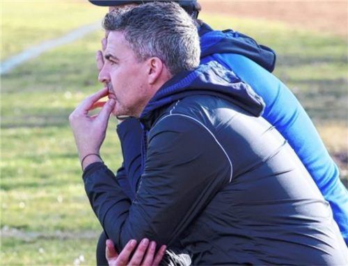 Ex-Profi Björn Hertl, der früher für die SpVgg Unterhaching und Wacker Burghausen in der 2. Bundesliga spielte, sitzt nach einigen Jahren Pause wieder beim TSV Ampfing auf der Trainerbank.Foto Michael Buchholz