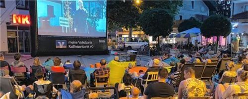 „Film ab“ hieß es beim Open-Air-Kino mit Vorstellungen im Ortszentrum und im Schwimmbad.