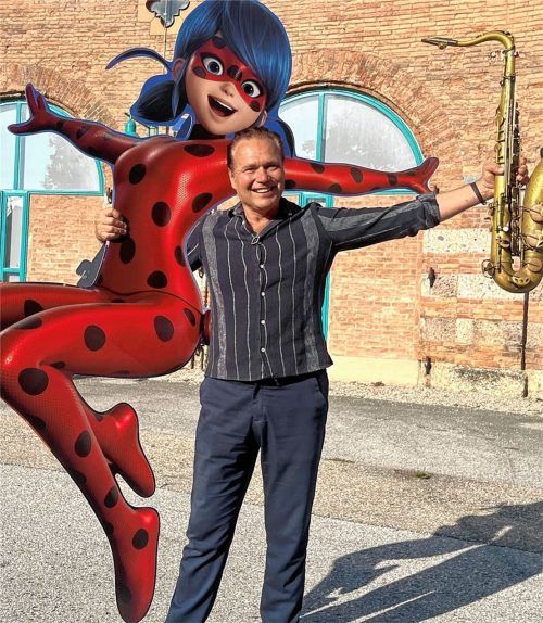 Filmheldin Ladybug und Musikheld Arm in Arm: Mulo Francel mit Trickfilmfigur vor dem Lokschuppen. Foto vkr