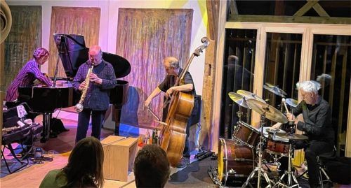 „Flight Mode“, das sind der Saxofonist Harri Sjöström, die Pianistin Elisabeth Harnik, der Schlagzeuger Tony Buck und der Kontrabassist John Edwards. Foto , kirchner