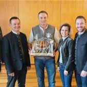 Franz Vordermayer erhält Ehrung für Kuh „Naomi“