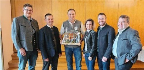 Franz Vordermayer (Mitte) wurde von (von links) Josef Günthner, Markus Dinzenhofer, Daniela Ludwig, Daniel Artmann und Josef Lausch mit einer detailgetreu geschnitzten Kuh überrascht. Foto  Zuchtverband oberbayerisches Alpenfleckvieh Miesbach