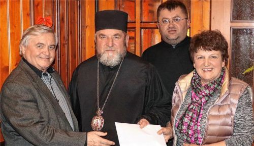 Freuen sich auf den Gottesdienst: Metropolit und Erzbischof der Erzdiözese Ternopil/Ukraine Vasyl Semenyuk (Zweiter von links), Weihbischof Volodymyr Firman (Zweiter von rechts), Katharina Schmid, Vorsitzende des Helferkreises für die Diözese Ternopil und ihr Stellvertreter Fritz Tischner.Foto Rehberg