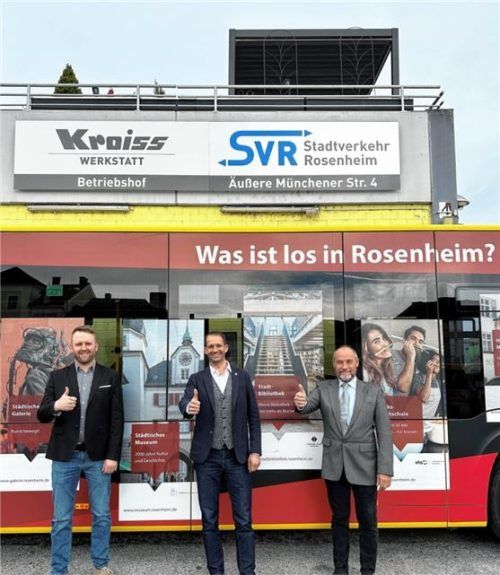 Freuen sich auf die Zukunft des Rosenheimer ÖPNV: der künftige Geschäftsführer der Verkehrsgesellschaft Rosenheim, Tobias Weiß, Oberbürgermeister Andreas März und der Geschäftsführer des Stadtverkehrs, Ingmar Töppel. Foto Stadt Rosenheim