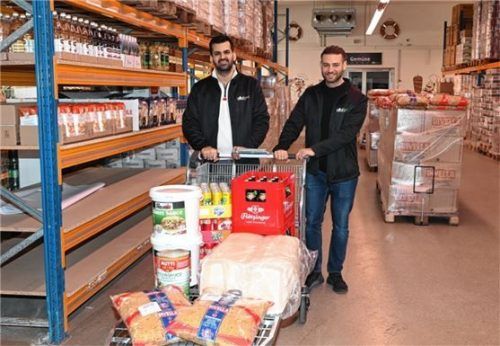 Freuen sich auf ihre Kunden: Cemil Beyazit (links) und sein Geschäftspartner Baris Özan. Foto Schlecker