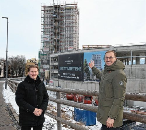 Freuen sich über den Fortschritt: Stephan Meier, Prokurist und kaufmännischer Leiter (rechts), und Lorent Pickel, zuständig für die Vermietung. Foto Peter Schlecker