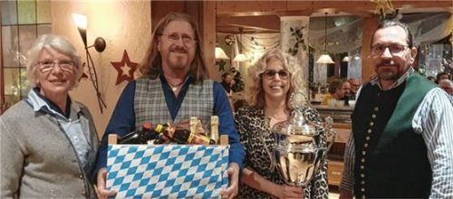 Freuten sich über die Neuauflage der Meisterschaft: (von links) Zweite Schützenmeisterin Christa Schuster, Karlheinz Scheibeck und Stefanie Mayer von „Voglwuid“ sowie Schützenmeister Paul Anner.Foto re