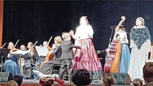 Früh übt sich: Das Klassik-Kinderkonzert mit den Kindersinfonikern und der neuen Inszenierung „Ein Besuch im Hause Schumann“ im Kuko.Foto  Giesen