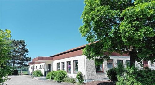 Gemeindevertreter und TSV-Mitglieder haben einen Ausschuss gegründet und überlegen gemeinsam, wie es mit der Mehrzweckhalle weitergehen kann.