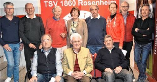 Gemeinsam freuten sich (hinten, von links) Anton Weidner, Frank Teschner, Heinrich Koula, Zweite Vorsitzende Gabriele Leicht, Ludwig Pertl, Renate Forstner, Vorsitzender Herbert Borrmann und Markus Perner sowie (vorne, von links) Claus Weber, Franz Weinzierl und Rudi Fischer über langjährige Treue zum TSV 1860 Rosenheim. Foto Ruprecht