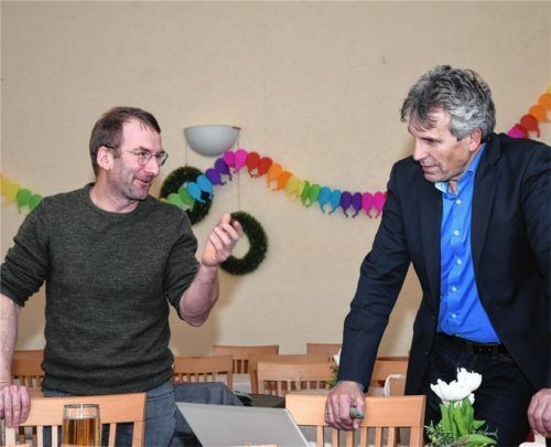 Gerhard Langreiter (links) blickte als Vorsitzender des Fleischerzeugerrings Mühldorf-Traunstein auf ein gutes „Schweine-Jahr“ 2023 zurück. Peter Rahbauer vom Landwirtschaftsministerium informierte über Förderprogramme.