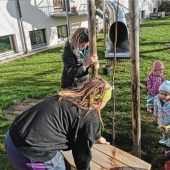Kinder pflanzten Bäume