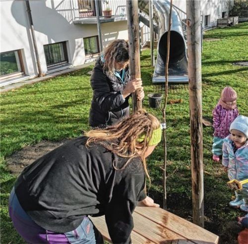 Groß und Klein waren gemeinsam aktiv beim Baumpflanztag.