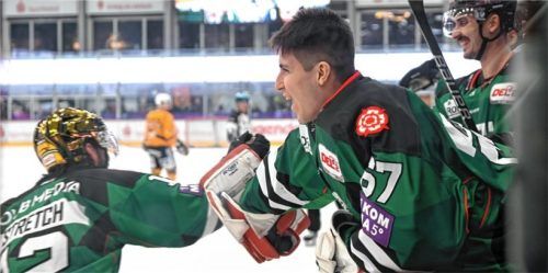 Große Freude bei Christopher Kolarz (rechts) nach dem 1:1. Torschütze C.J. Stretch sollte später noch zum Penalty-Helden werden.Fotos Hans-Jürgen Ziegler