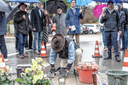 Gunter Demnig bei der Verlegung der zwei Stolpersteine in Haidholzen. Unter den gut 50 Menschen, die die Verlegung begleiteten, befanden sich (von links) auch der Kulturreferent des Landkreises, Christoph Maier-Gehring, Stephanskirchens Altbürgermeister Rainer Auer, Karl-Heinz Brauner, Vorsitzender des Historischen Vereins Rosenheim, Bürgermeister Karl Mair sowie Dr. Thomas Nowotny von der Initiative Erinnerungskultur. Foto  Thomae