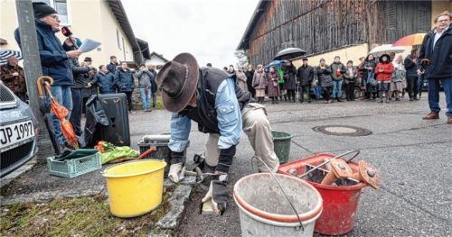 Gut 130 Kolbermoorer waren dabei, als Gunter Demnig einen Stolperstein für Mathias Stich verlegte. Er kam in einem KZ zu Tode, weil er Mitglied bei den Zeugen Jehovas war.