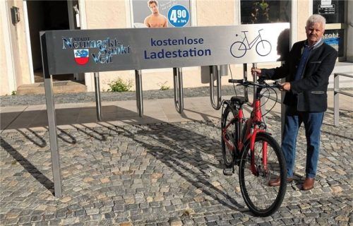 Gut für E-Biker: Sie können seit vergangenem Jahr auf dem Stadtplatz kostenfrei ihrE-Bike aufladen. Bürgermeister Erwin Baumgartner möchte damit einen einfachen und unkomplizierten Service für die Radl anbieten. Foto Stadt NMSV
