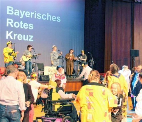 Gute Laune, Musik und Tanz im Kuko. Beim Faschingsball der Rotkreuzler feierten Jung und Alt, mit ohne Behinderung, Seite an Seite ein rauschendes Fest.Fotos BRK Rosenheim