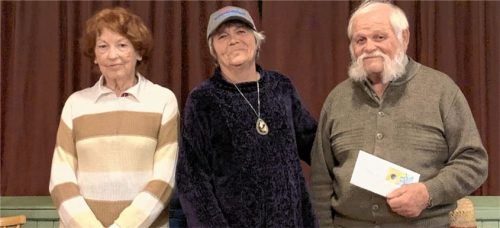 Haben erfolgreich für den guten Zweck gekartelt: (von links) die drei Gesamtsieger Rita Bock, Irmi Sifflinger und Peter Ankirchner. Foto Ruprecht