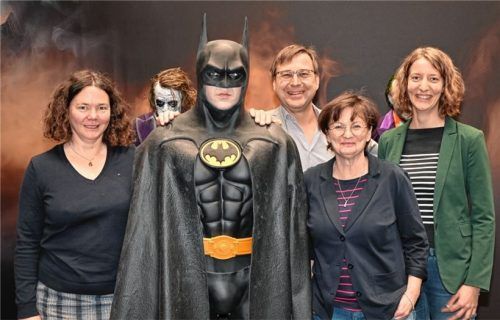 Haben zusammen an einem Rahmenprogramm für die Ausstellung „Heldinnen und Helden“ gearbeitet: (von links) Lokschuppen-Leiterin Dr. Jennifer Morscheiser, der Joker, Batman, Johannes Merkl, Geschäftsführer des Stadtjugendrings, Sylvia Seiler, stellvertretende Leiterin der VHS Rosenheim-Inntal, und Marie Luise Forster von der Stadtbibliothek. Foto Peter Schlecker