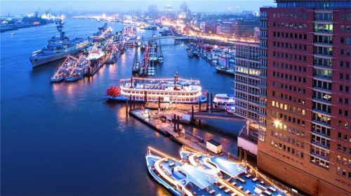 Hamburg gehört zu den beliebtesten Zielen bei Städtereisen. Von der Elbe aus kann man ein paar der wichtigsten Sehenswürdigkeiten besichtigen, darunter natürlich auch die Elbphilharmonie. Eine feste Attraktion im Jahreslauf ist der Hamburger Hafengeburtstag. Foto Mediaserver hamburg/JOERG MODROW