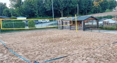 Hinter der Hütte neben dem Beachvolleyballfeld soll das neue Bauhofgebäude entstehen. Dort sollen auch Jugendräume entstehen und auch die Beachvolleyballer und der Verein KABA Klopfer unterkommen. Das Genehmigungsverfahren und zahlreiche Details sind geklärt.Foto Schwarz