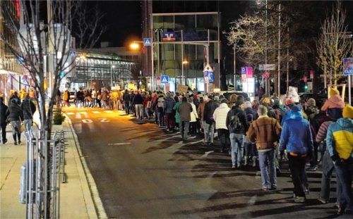 Hunderte Teilnehmer demonstrierten am Freitag, 2. Februar, in Rosenheim wieder gegen rechts. Foto Andreas Kulot