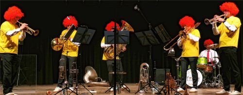 „Hurra, hurra, die Brassmatiker sind da“ – als Pumuckls verkleidet.Foto janka