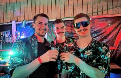 Im Hawaii-Hemd lässt es sich zu den Songs der 90er-Jahre am besten feiern.Fotos Künzner-Hingerl