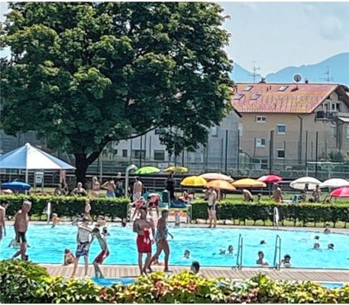 Im Mai beginnt die Freibadsaison in Kolbermoor. Finden sich kein dritter Bademeister und zusätzliche Schwimmaufsichten, wird das Bad künftig nicht mehr an 84 Stunden pro Woche öffnen können. Foto Riediger