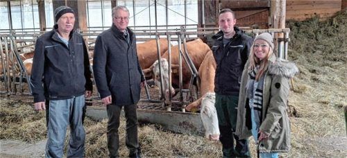 Im Milchviehstall der Familie Bauer trafen sich (von links) Hubert Bauer, Dr. Georg Kasberger vom Landwirtschaftsamt Rosenheim, Betriebsleiter Franz Bauer sowie Maria Bunjewatz vom Landwirtschaftsamt. Foto AELF Rosenheim