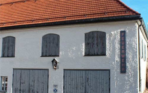 Im rückwertigen Teil der „Alten Post“ ist die Feuerwehr Fischbach mit zwei Fahrzeugen untergebracht. Hier stehen unter anderem der Einbau neuer Tore sowie die Installation einer erforderlichen Abgasabsauganlage an.Foto Steffenhagen