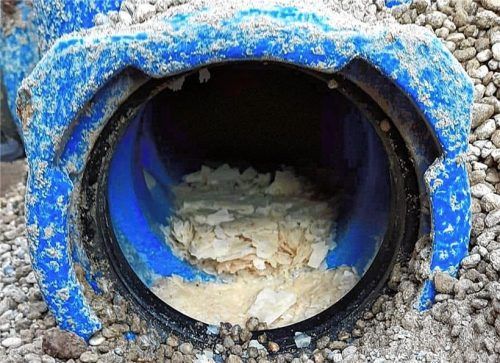 In den bisherigen Leitungsrohren befanden sich Unmengen von Kalk.