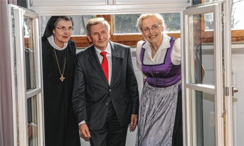 In der Abtei Frauenwörth ist Alois Glück ein Fenster gewidmet. Dem Kloster ermöglichte der überzeugte Christ neue Perspektiven in einer schwierigen wirtschaftlichen Lage. Unser Archivbild zeigt Glück mit der Äbtissin der Abtei Frauenwörth, Schwester Johanna, und Annemarie Biechl, Vorsitzende des Freundeskreises Frauenwörth, vor „seinem“ Fenster. Foto Monika Wrba