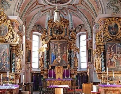 In der katholischen Pfarrkirche St. Michael verhüllen Fastentücher den Hoch- und die beiden Seitenaltäre. Foto H. Reiter
