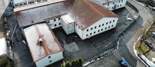 In dieser Lagerhalle im Rotter Gewerbegebeit „Am Eckfeld“ sollen bis zu 500 Flüchtlinge untergebracht werden. Daran entzünden sich die Gemüter.Foto re