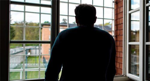 In einer Klinik für Forensische Psychiatrie (Maßregelvollzug) wird jetzt ein 32-jähriger Kolbermoorer untergebracht (Symbolbild). Dazu verurteilte das Landgericht Traunstein den schuldunfähigen Mann aufgrund seiner Straftat.Foto dpa/Patrick Pleul