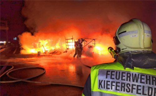 In gefährlicher Mission: Die Feuerwehr Kiefersfelden leistete im vergangenen Jahr 1420 Einsatzstunden.Foto Hoffmann