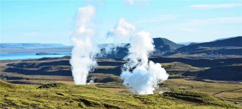 In Island, dem Yellowstone Nationalpark oder Neuseeland kommen kochendes Wasser und heißer Dampf ganz von selbst aus dem Boden. Bei der Suche nach verwertbarer Geothermie im Alpenvorland muss bis zu fünf Kilometer tief in den Boden gebohrt werden. Foto pixabay