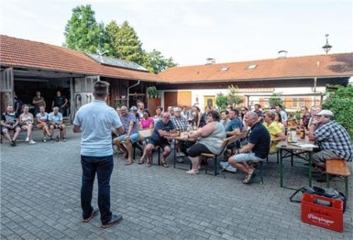 In Ortsteilgesprächen stimmt sich Pruttings Bürgermeister Johannes Thusbaß mit den Bürgern ab. Foto thomae
