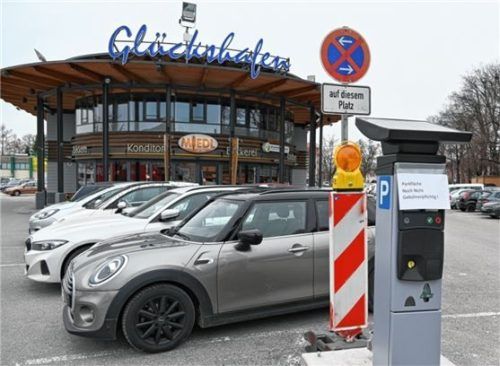 In wenigen Wochen sollen auf der Loretowiese die Parkgebühren eingeführt werden. Die ersten Automaten wurden jetzt bereits aufgestellt. Foto Schlecker