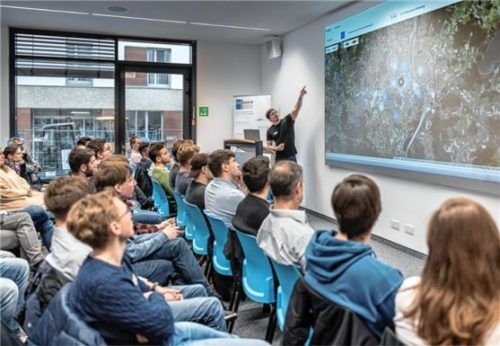 Informatik-Student Albert Zichler präsentierte für sein Team die Ergebnisse des Projekts „SmartCity: Stadtklima messen mit IoT“. Foto Rammel