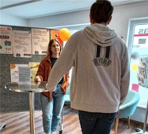 Integrationslotsin Caroline Kley warb bei der Aktion für die vielen positiven Aspekte des Ehrenamtes.Foto  Caritas Rosenheim