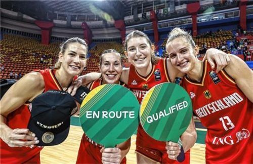 Jubel über die Olympia-Qualifikation: die deutschen Spielerinnen Sonja Greinacher, Svenja Brunckhorst, Luisa Geiselsöder, Leonie Fiebich (von links).Foto FIBA